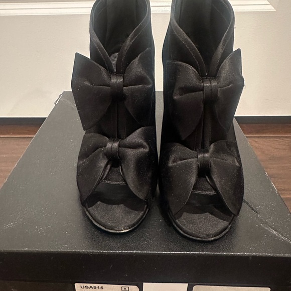 CHANEL Black bootie boots with bows | Excellent condition - like New! - Picture 2 of 14